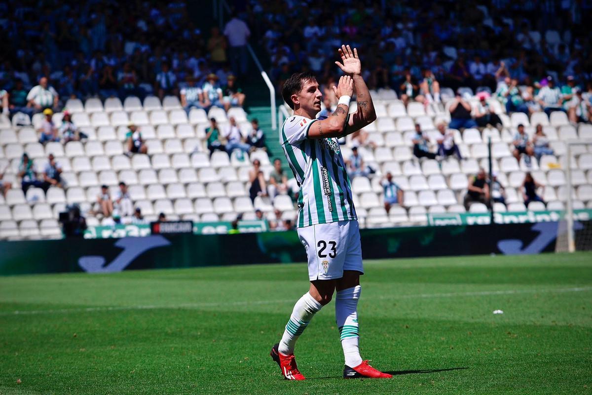 Cristian Carracedo aplaudiendo a la grada en su sustitución durante el Córdoba CF-Sporting.