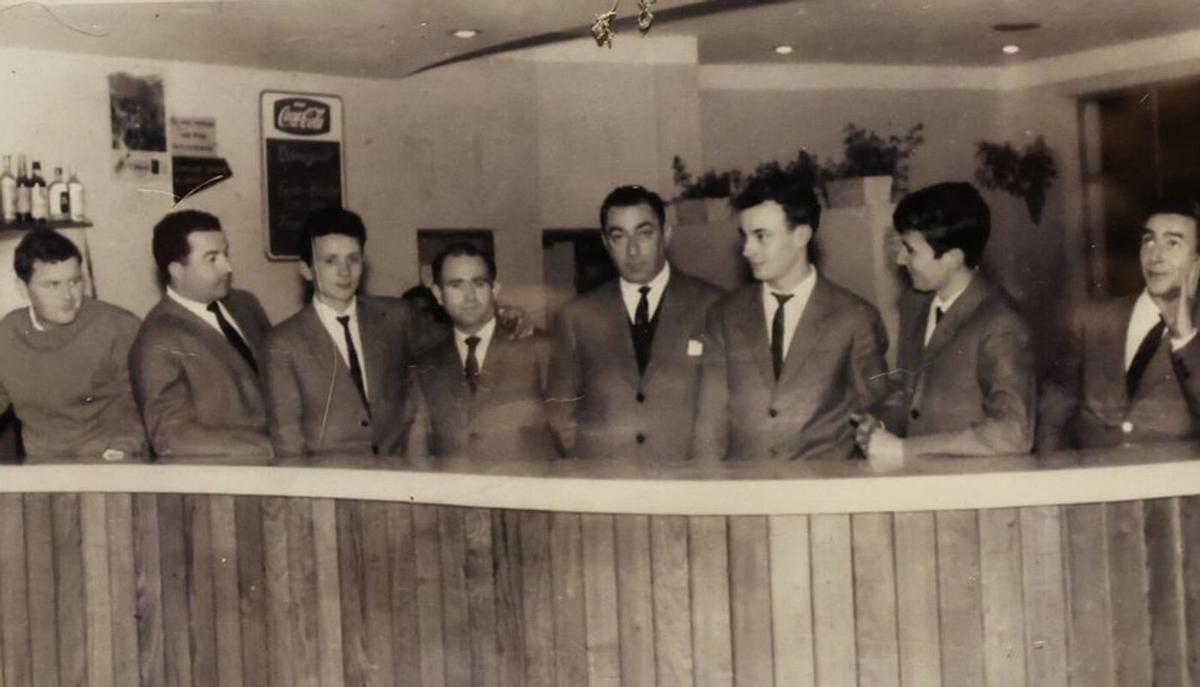 A la izquierda, la orquesta «Bohemia», en la sala, en el año 1965 y, a  la derecha, Juan José Menéndez, a las puertas del negocio. | LUISMA MURIAS