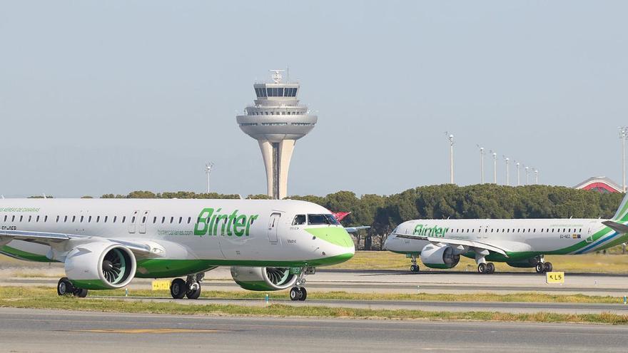 Aviones Embraer que realizaron los vuelos inaugurales desde Gran Canaria y Tenerife, tras su aterrizaje en Madrid. lp/dlp