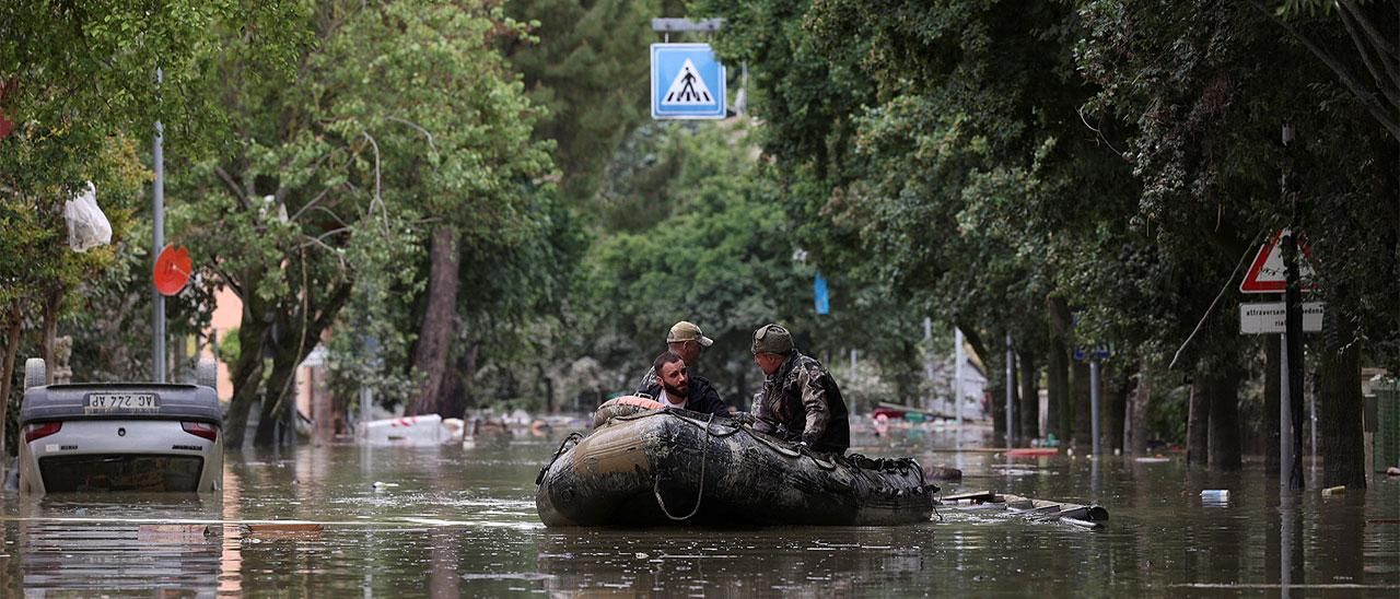 Militares trabajan en labores de rescate en Faenza (Italia).