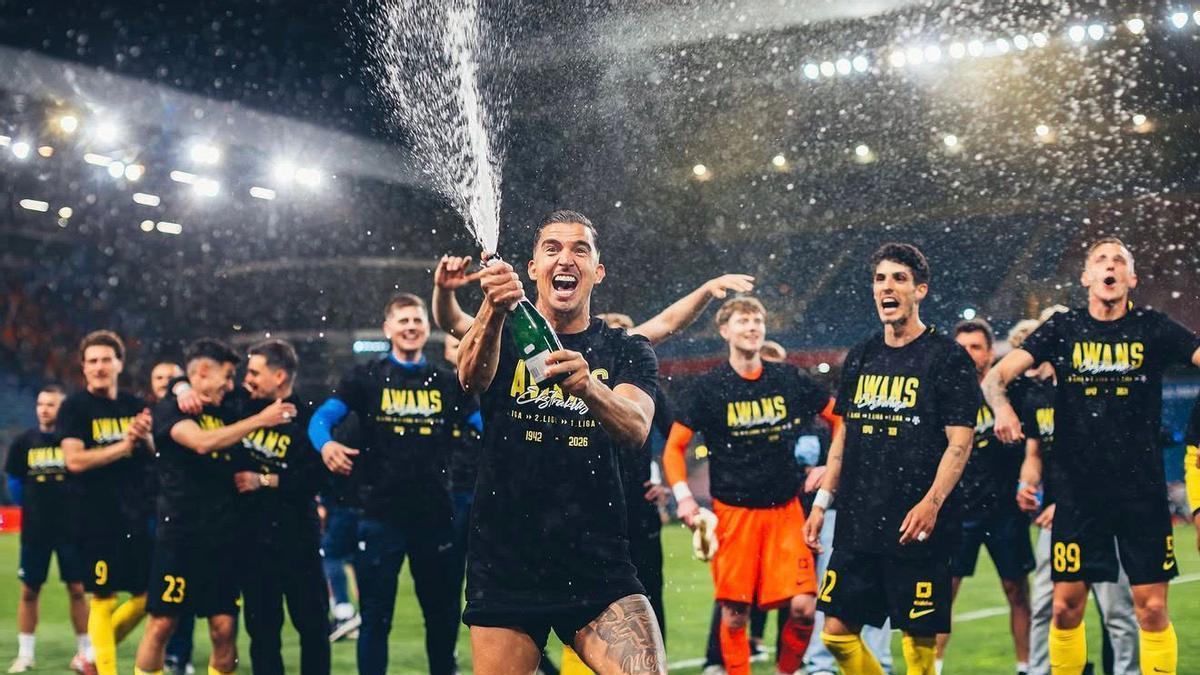 Carlitos celebra el ascenso a Primera División polaca con el Wieczysta Krakow.