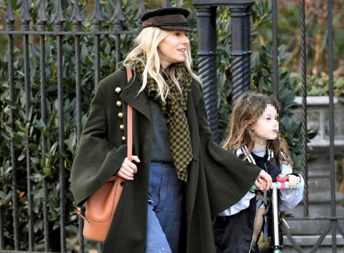 Sienna Miller con gorra y abrigo largo