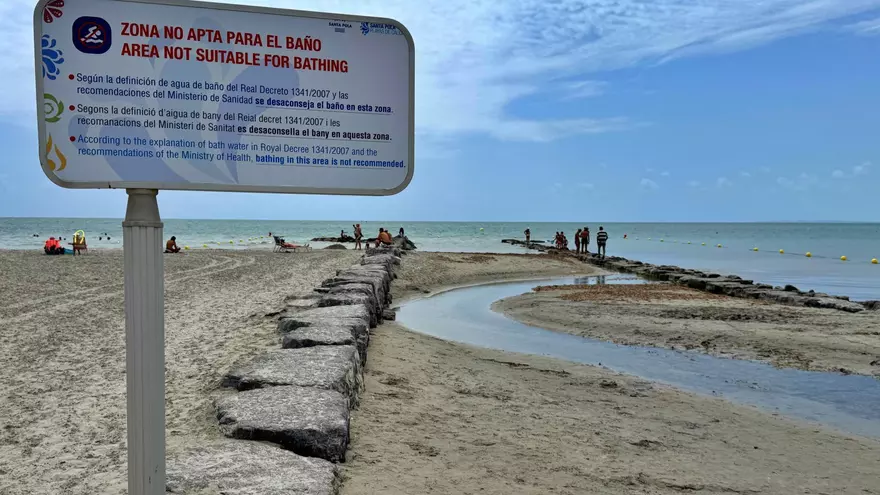 Santa Pola desaconseja el baño en dos canales de Playa Lisa y Gran Playa