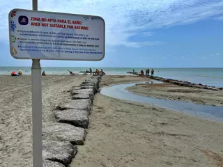 Santa Pola desaconseja el baño en dos canales de Playa Lisa y Gran Playa