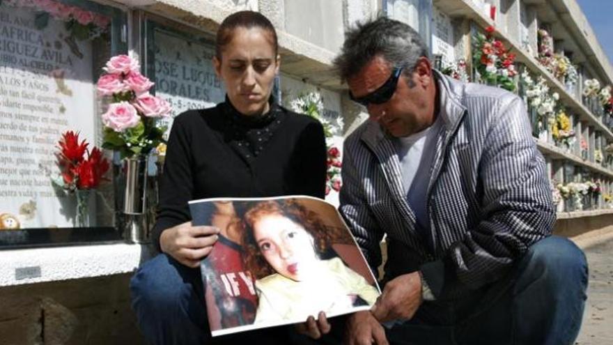 África Ávila y Antonio Rodríguez volvieron ayer a visitar la tumba donde está enterrada su hija, que murió hace cinco años.