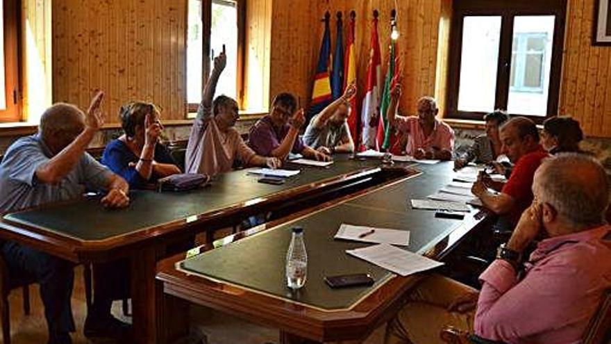 Los corporativos del Ayuntamiento de Galende votan el incremento del sueldo del alcalde.