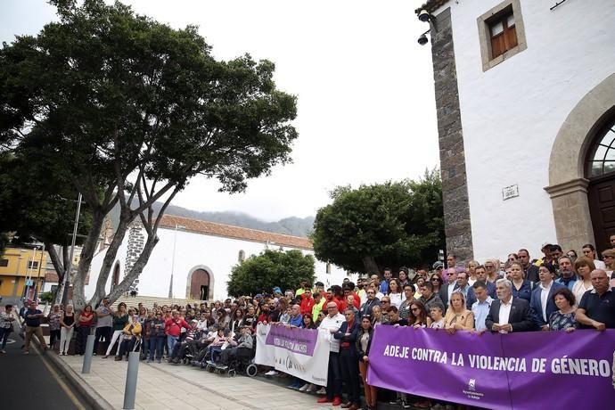 Minuto de silencio por asesinato de dos personas ...