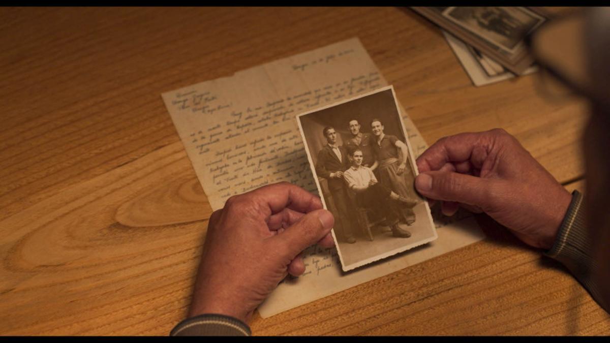 Les mans d'Anton Gandarias en una de les escenes del documental "Popel"