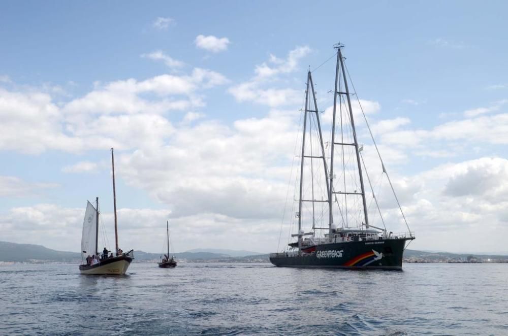 A Illa despide a toda vela al Rainbow Warrior de Greenpeace