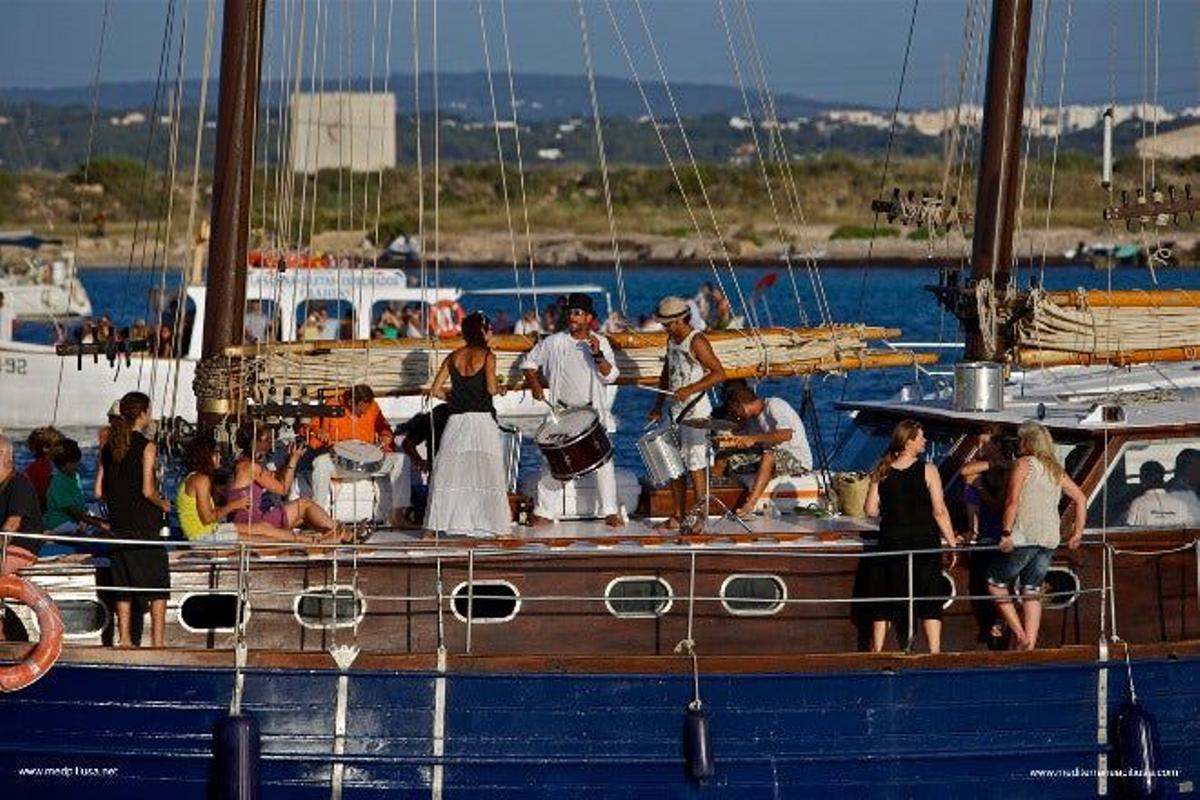 Recorrer el litoral en barco, es una de las grandes experiencias que se puede vivir en Formentera.