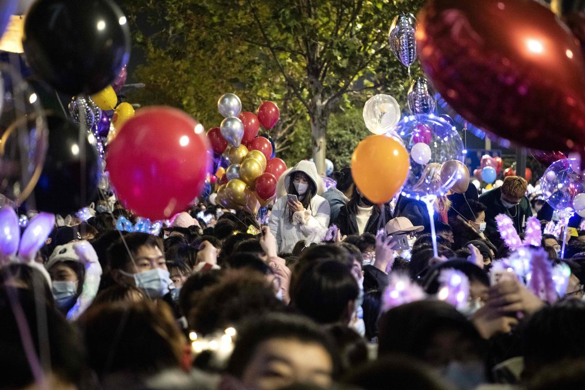 Personas celebrando el Año Nuevo en Wuhan