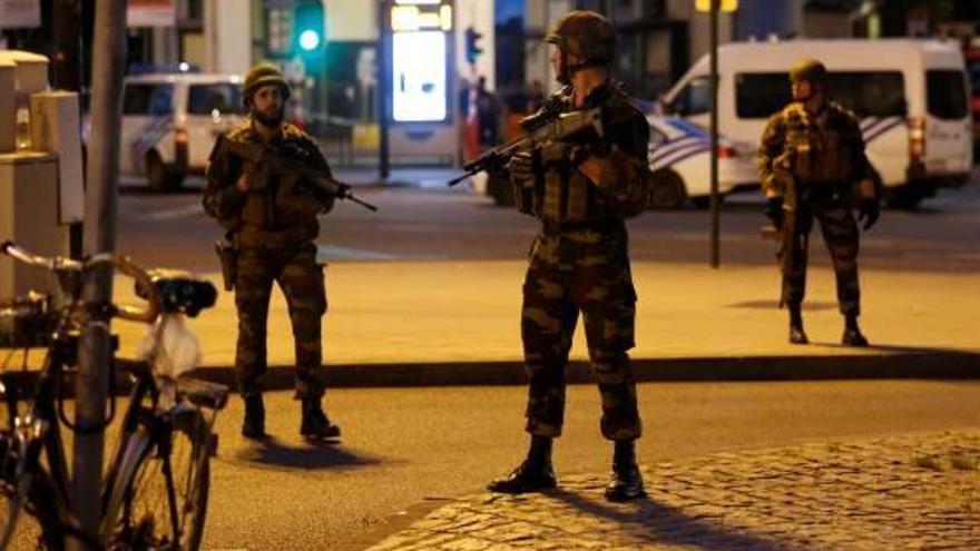 Diversos soldats controlen la seguretat al centre de Brussel·les.