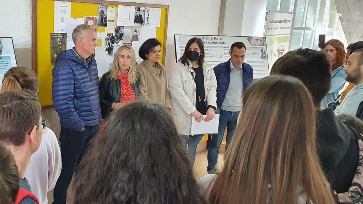 A presentación da mostra recibiu o interese da prensa e dun bo número de alumnos do centro.