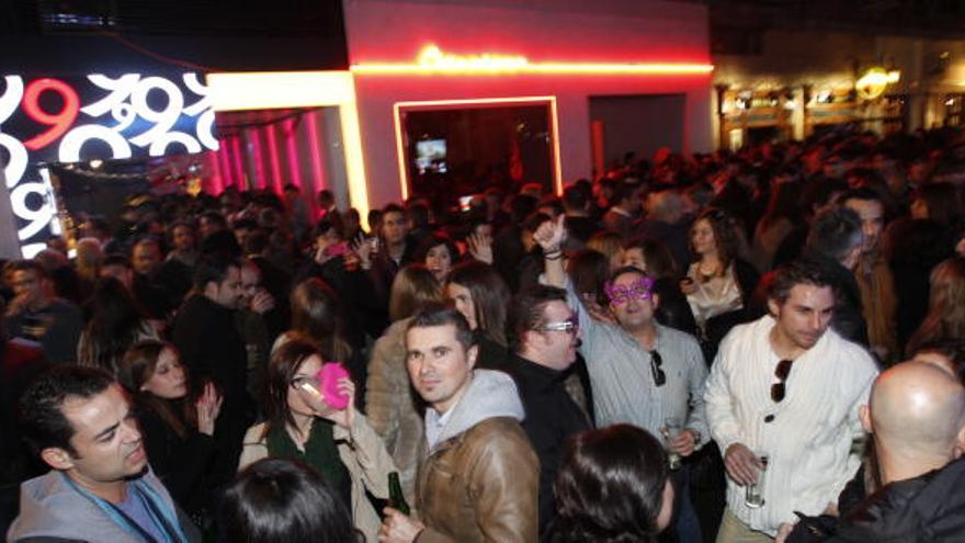 Multitud de personas, en la calle Pérez Casas de Murcia durante la celebración de la pasada Nochevieja