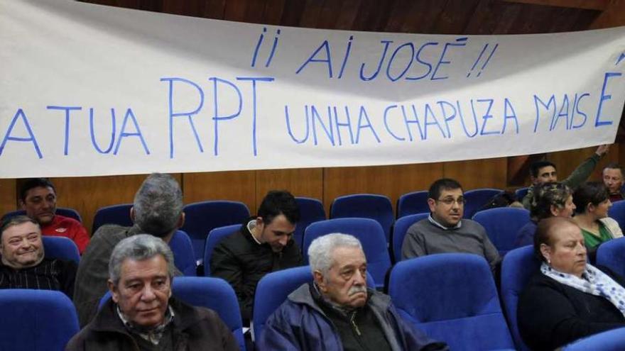 Imagen de la pancarta relativa a la RPT y de personal municipal, en el último pleno. // Bernabé / Javier Lalín