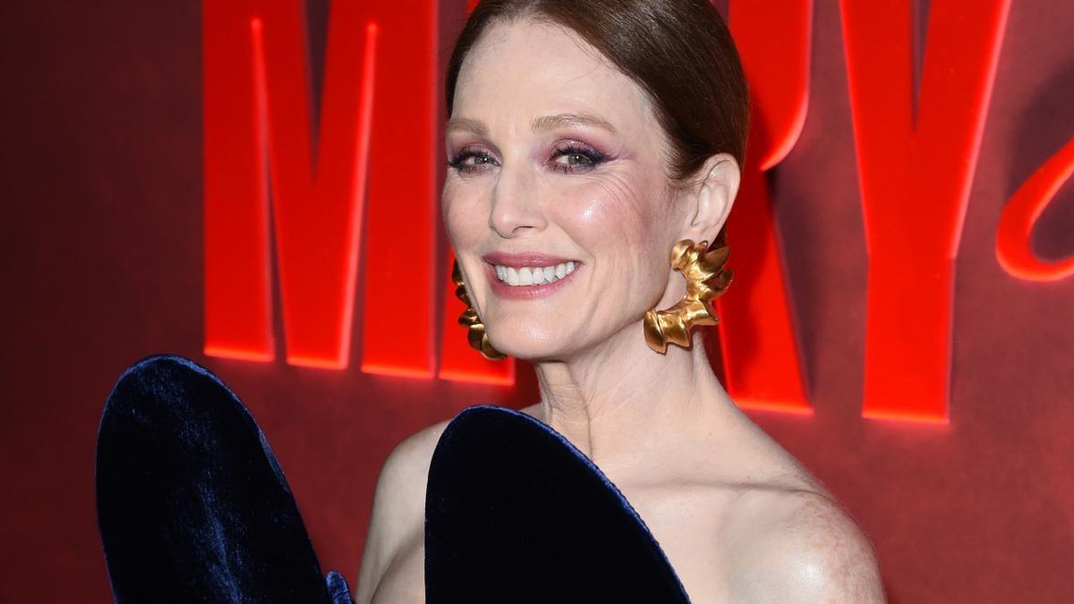 Estos pendientes rejuvenecen cualquier look y son los favoritos de las mujeres de más de 60 años (como Julianne Moore)