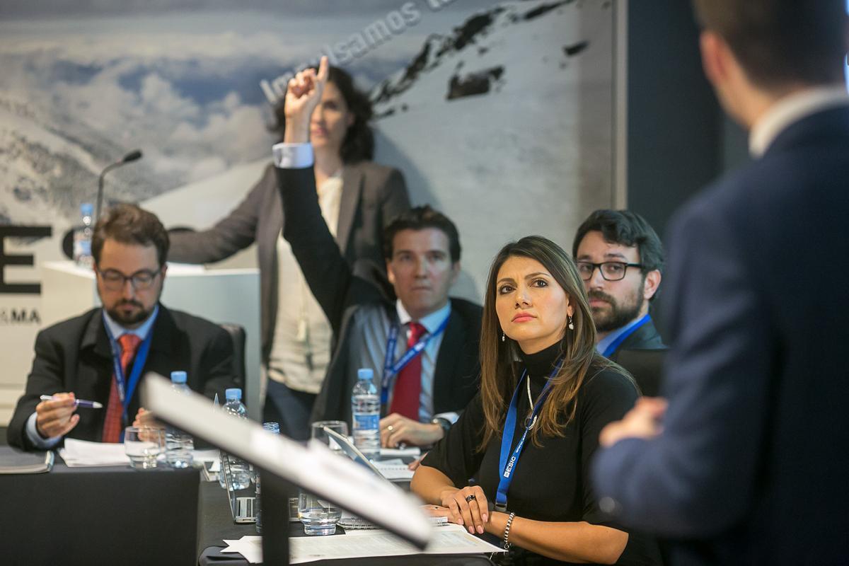 El trabajo en equipo es una de las necesidades de los directivos que necesitan confianza por parte de sus equipos, como trabajan en ESIC.