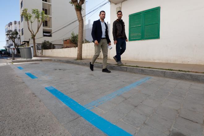 Preparativos de la zona azul en Sant Antoni.