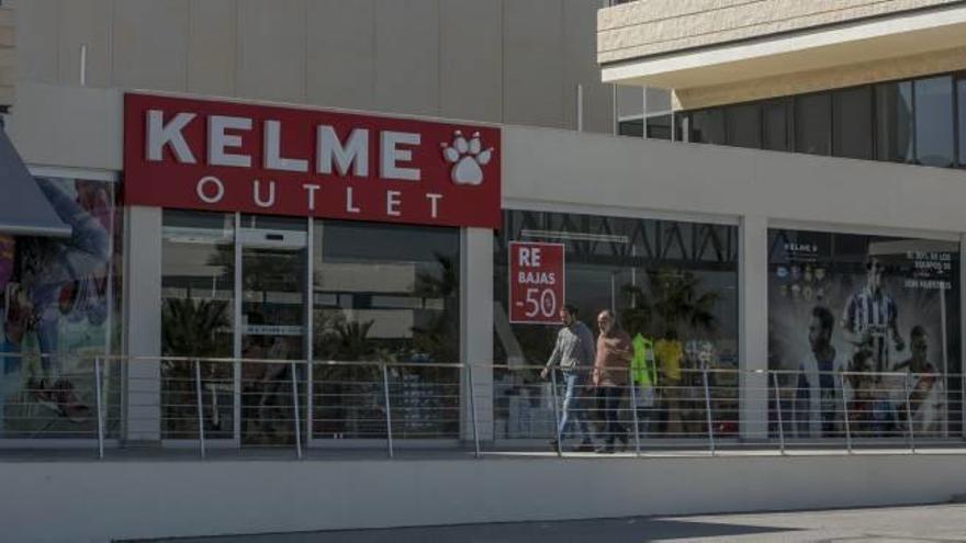 Una de las tiendas de Kelme en Elche Parque Empresarial, donde también están las oficinas centrales de la firma.