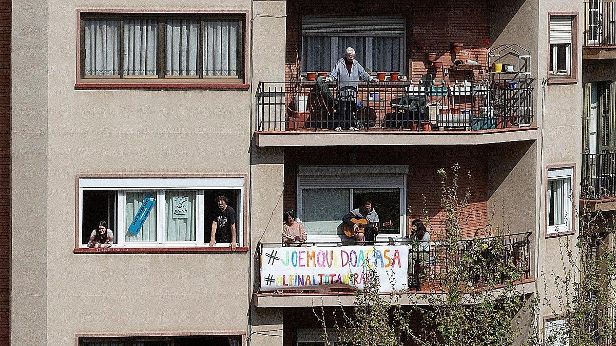 Un edificio de Barcelona con sus vecinos confinados en casa.