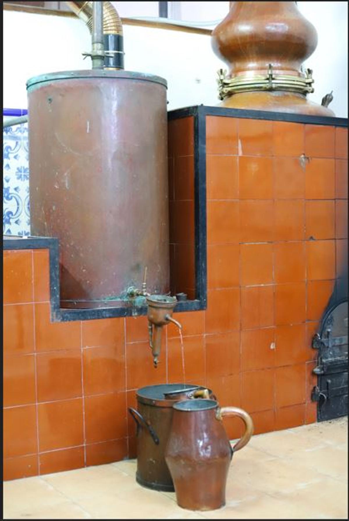 Instalaciones de la destilería de Cullera.