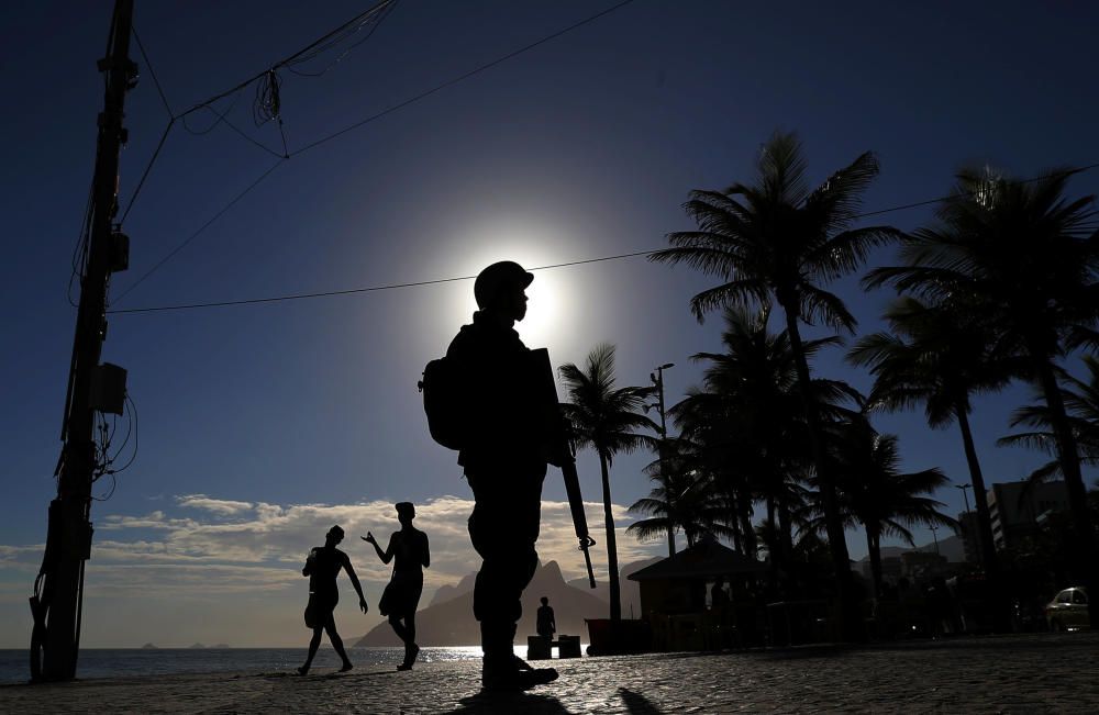 Un soldado brasileño patrulla la playa de Ipanema antes del Carnaval de Río de Janeiro, Brasil.