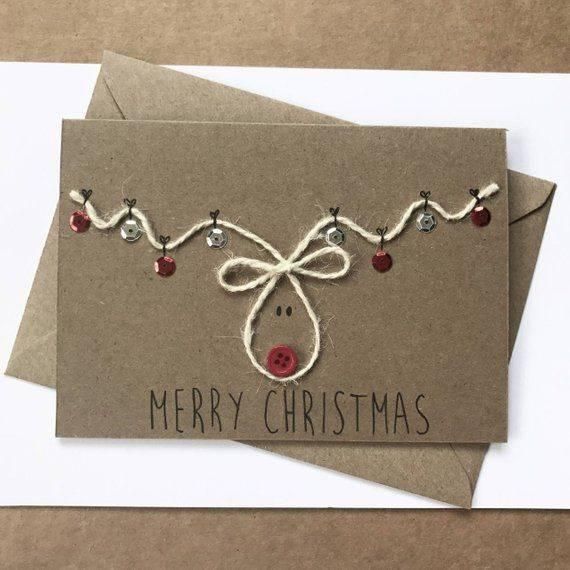 Postal de Navidad de carton reciclado con un cordel haciendo la forma de un reno