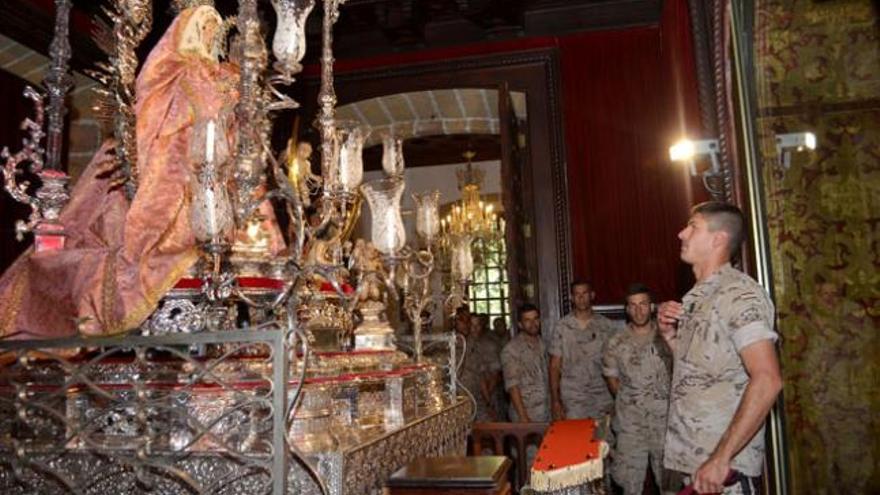 Un militar se persigna ante la imagen de la Virgen del Pino antes de viajar a Afganistán. | yaiza socorro