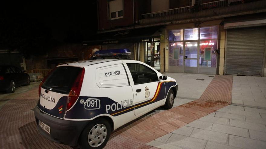 Un coche de policía en la noche de los hechos en la zona del Pozón