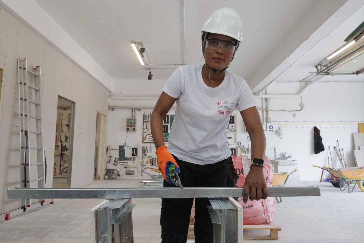 La dominicana Mairelis Medina, con una sierra, en una sesión formativa de su curso.