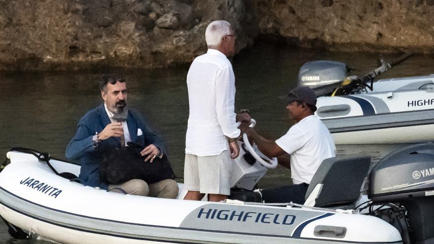 Jaime de Marichalar, con traje y corbata a bordo de una zodiac en Ibiza