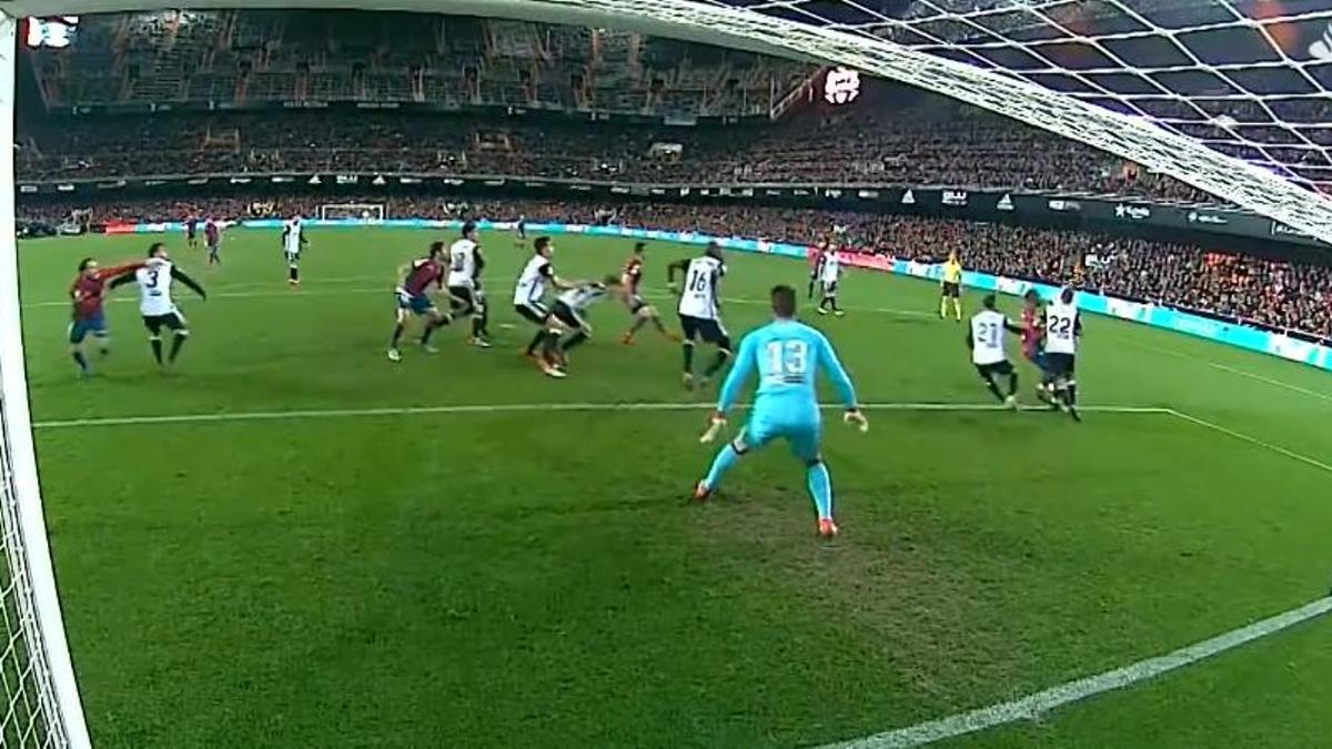 El escándaloso gol anulado a Coke por "falta" a Gayà en aquel derbi (3-1) entre granotas y blanquinegros, en 2018, en Mestalla. Ese tanto suponía el 1-2 para el Levante