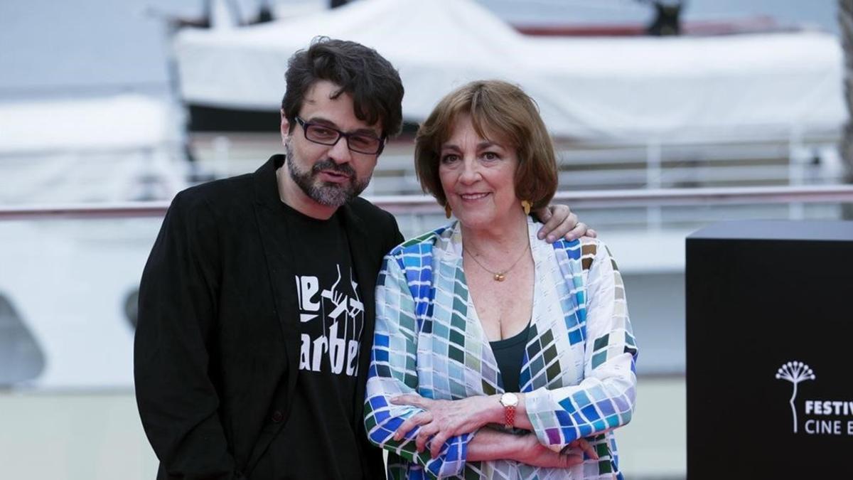 Pedro Barbero, director de 'El futuro no es lo que era', junto a la actriz Carmen Maura, en el festival de Málaga.