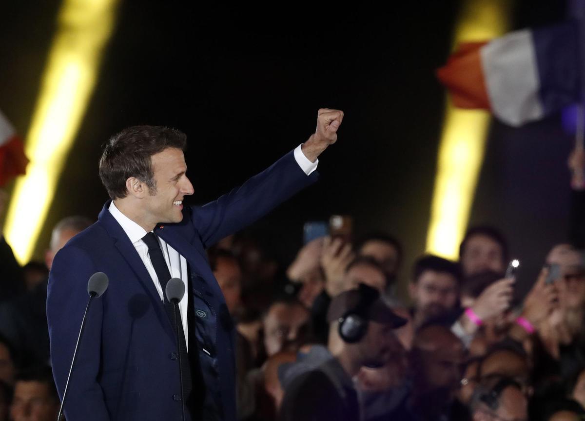 Paris (France), 24/04/2022.- French President Emmanuel Macron celebrates on the stage after winning the second round of the French presidential elections at the Champs-de-Mars after Emmanuel Macron won the second round of the French presidential elections in Paris, France, 24 April 2022. Emmanuel Macron defeated Marine Le Pen in the final round of France’s presidential election, with exit polls indicating that Macron is leading with approximately 58 percent of the vote. (Elecciones, Francia) EFE/EPA/GUILLAUME HORCAJUELO