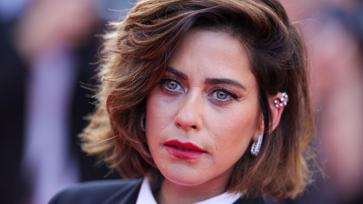 María León rompe el esquema clásico de la alfombra roja de Cannes y enamora