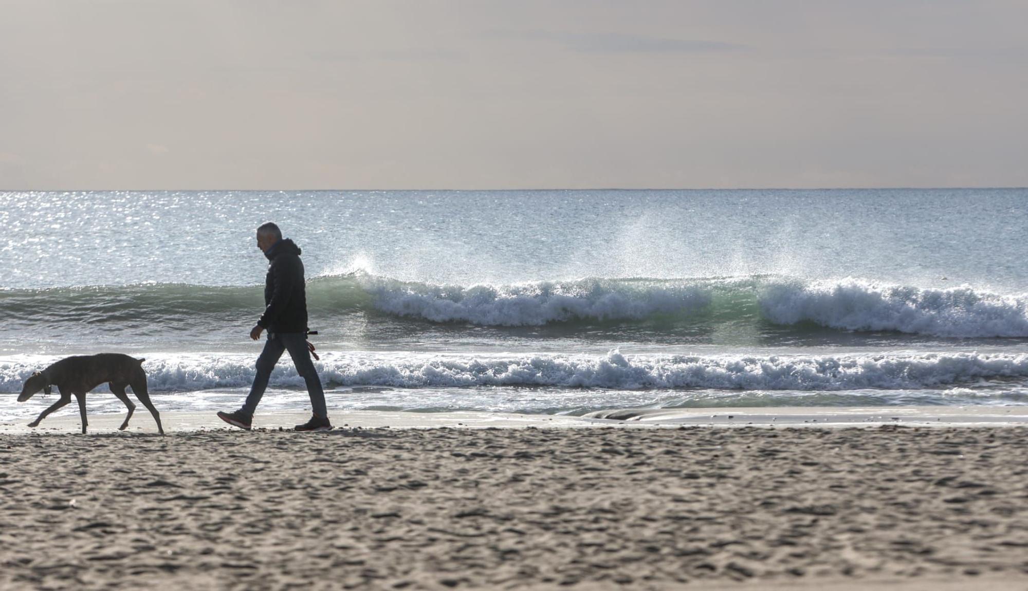 El temporal de Isaack golpea la playa del Postiguet de Alicante