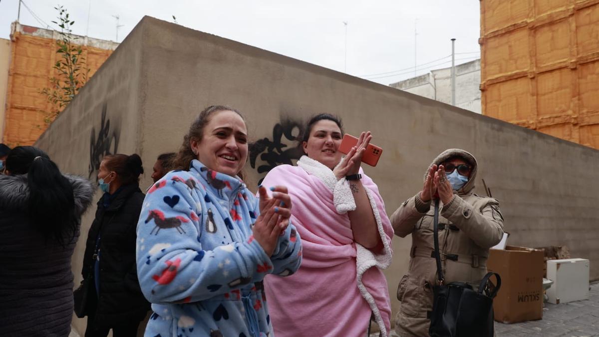 Varias vecinas de Bienvenida celebran tras evitar el desahucio de esta mujer mayor.