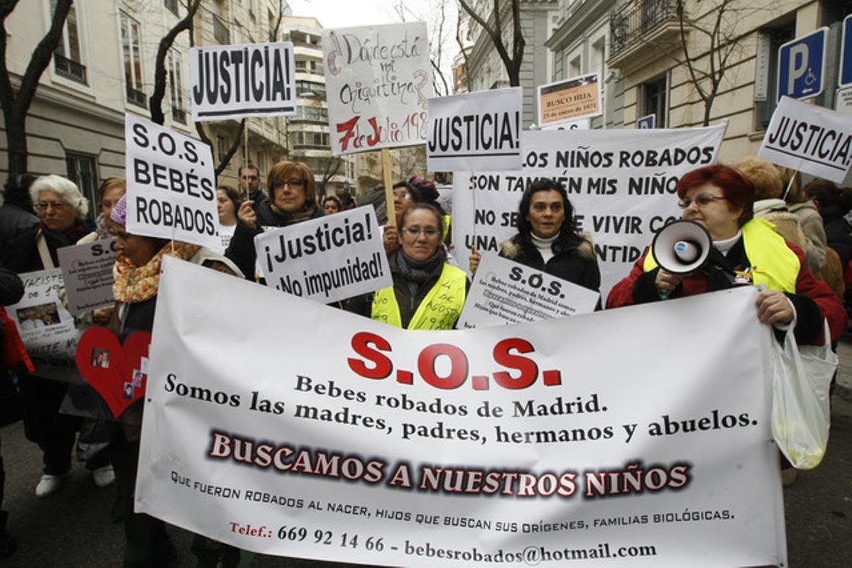 Familiares de 'niños robados' protestan en Madrid