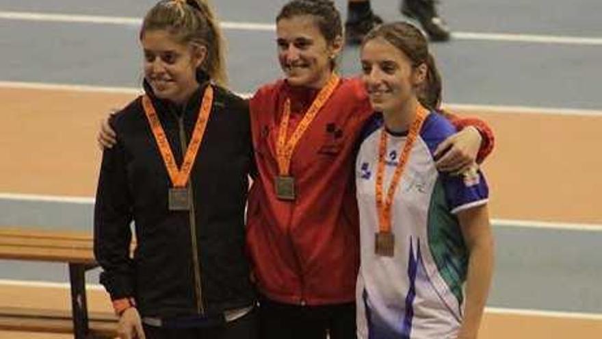Cristina Juan Torres, en el centro, con su medalla.