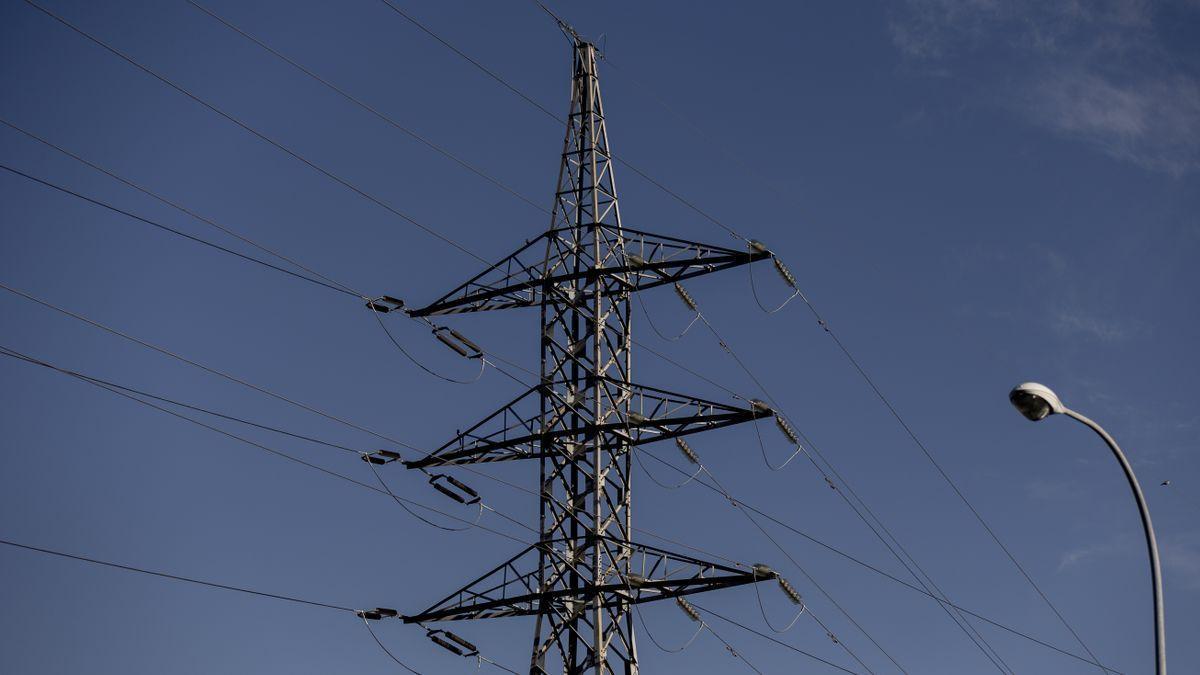 Una torre eléctrica en Madrid. | Eduardo Parra / EP