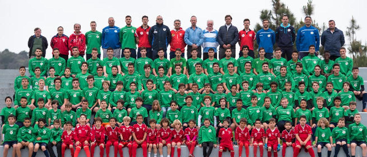 Foto de familia de la cadena del Villa de Santa Brigda, con jugadores, técnicos y directivos en la grada del campo de Los Olivos, una instalación con deficiencias.