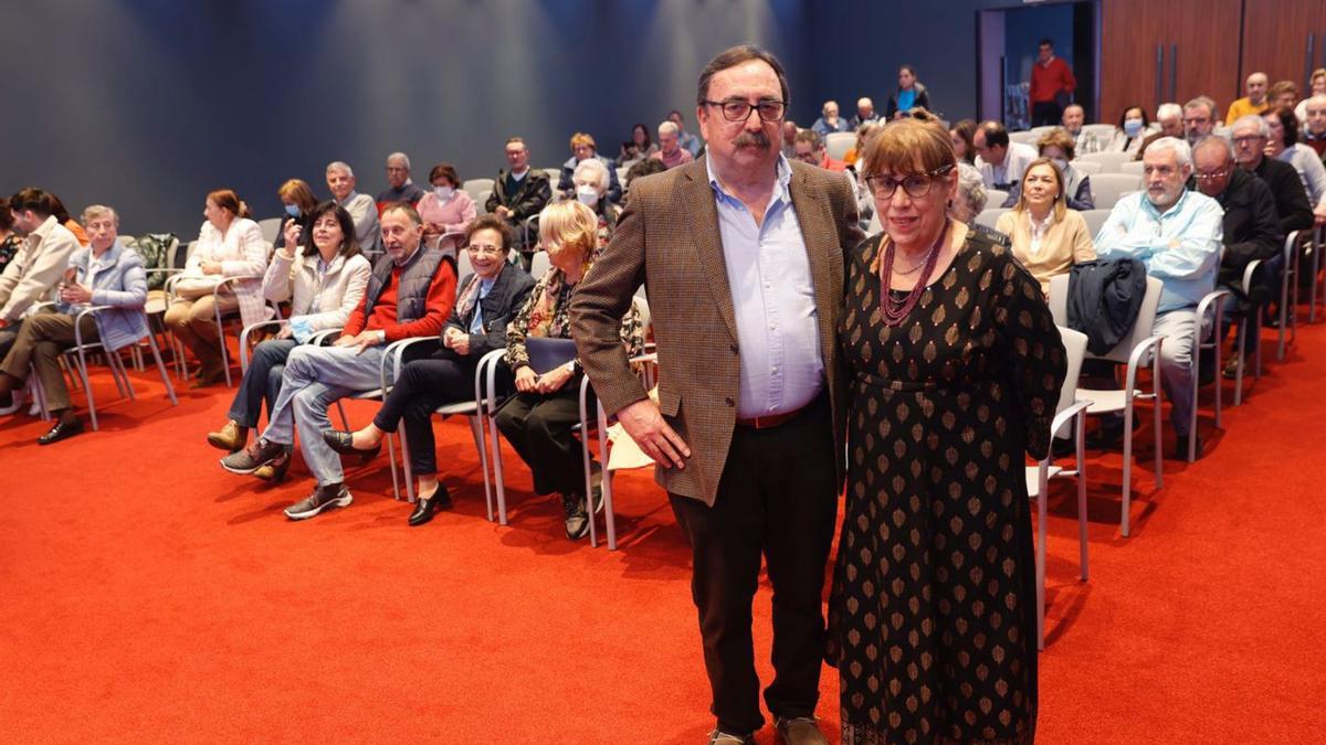 José María Ordóñez y Renée Ribacoba, ayer, en el Club Prensa Asturiana. | Miki López