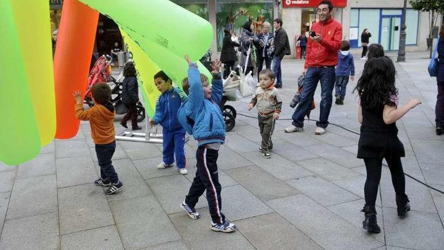 Una fiesta infantil de Zona Aberta, en la Praza de Galicia. // Noé Parga