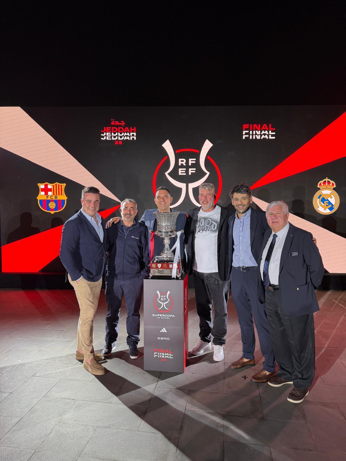 El moañés (cuarto por la izquierda) con otros representantes de clubs gallegos junto al trofeo.