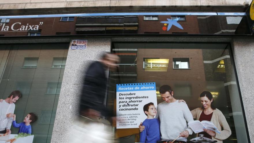 CaixaBank y Bankia anticipan al 3 de abril el pago del paro a sus clientes