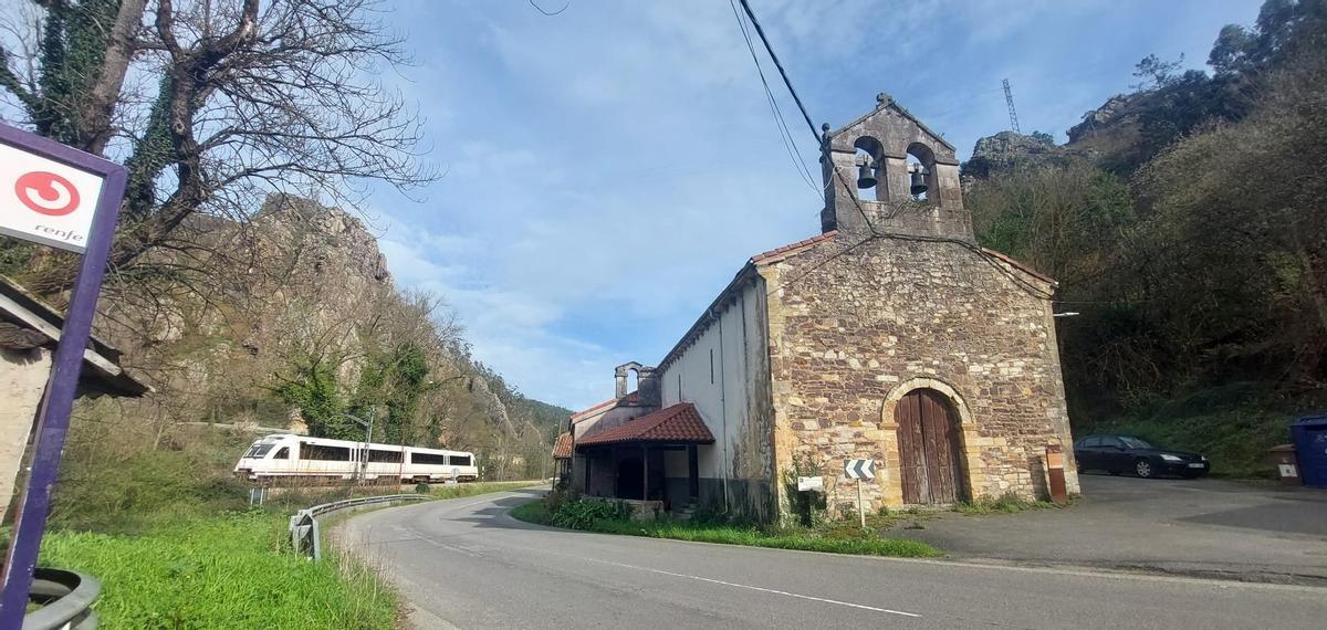 La iglesia de Peñaflor, con el tren pasando sobre la vía a la izquierda de la imagen.