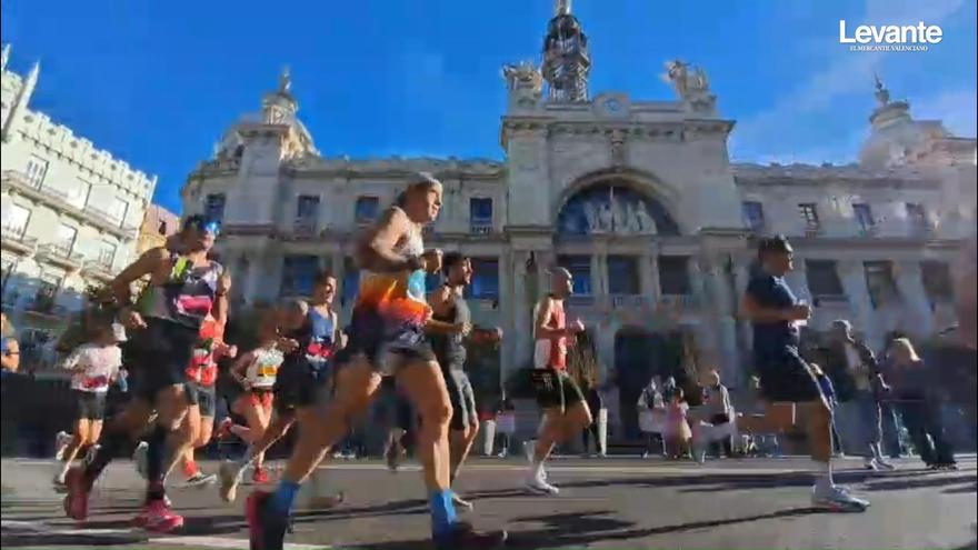 Miles de aficionados apoyan a los corredores en las calles de València