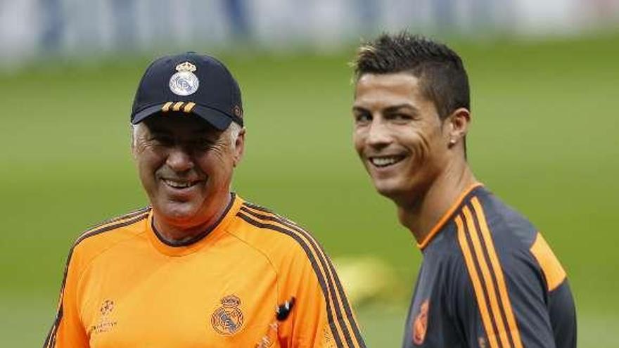 Ancelotti, con Ronaldo en un entrenamiento. // Efe