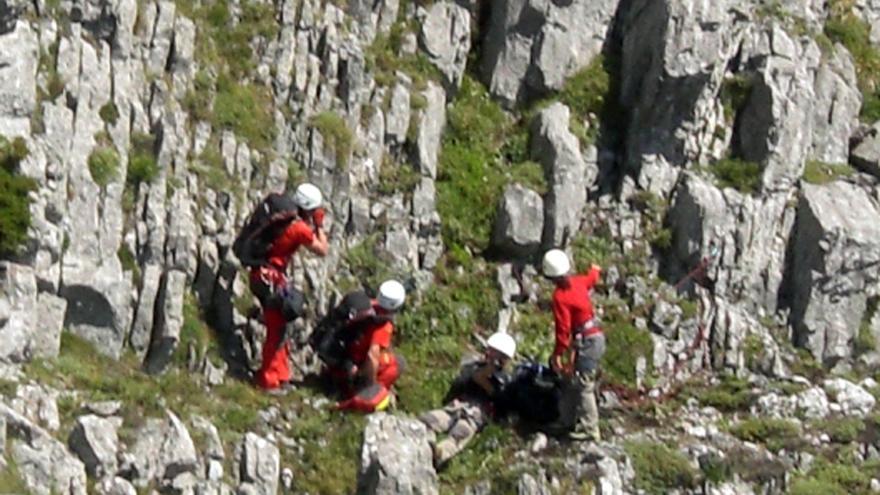 Auxilian a un montañero enriscado en la cima norte de Peña Ubiña, en León