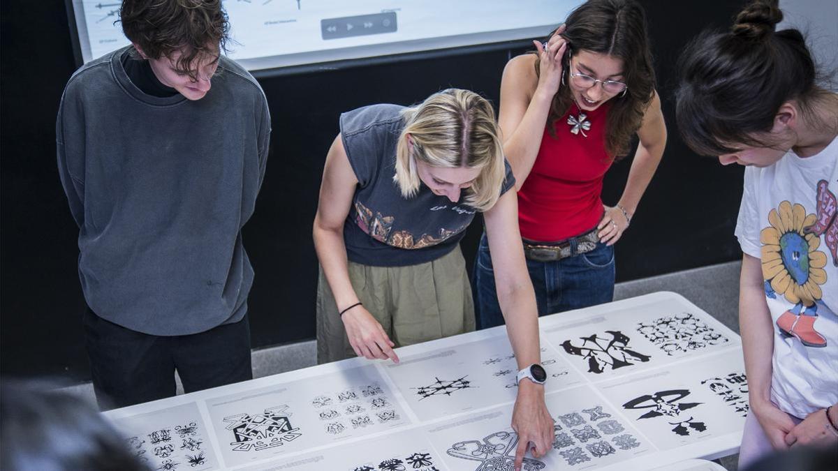 Taller de diseño gráfico en un aula de Elisava, Facultad de Diseño e Ingeniería de Barcelona.